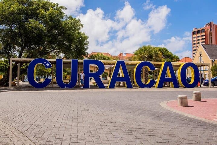 A Taste of Curacao: City tour, Chobolobo & Mambo Beach Escape