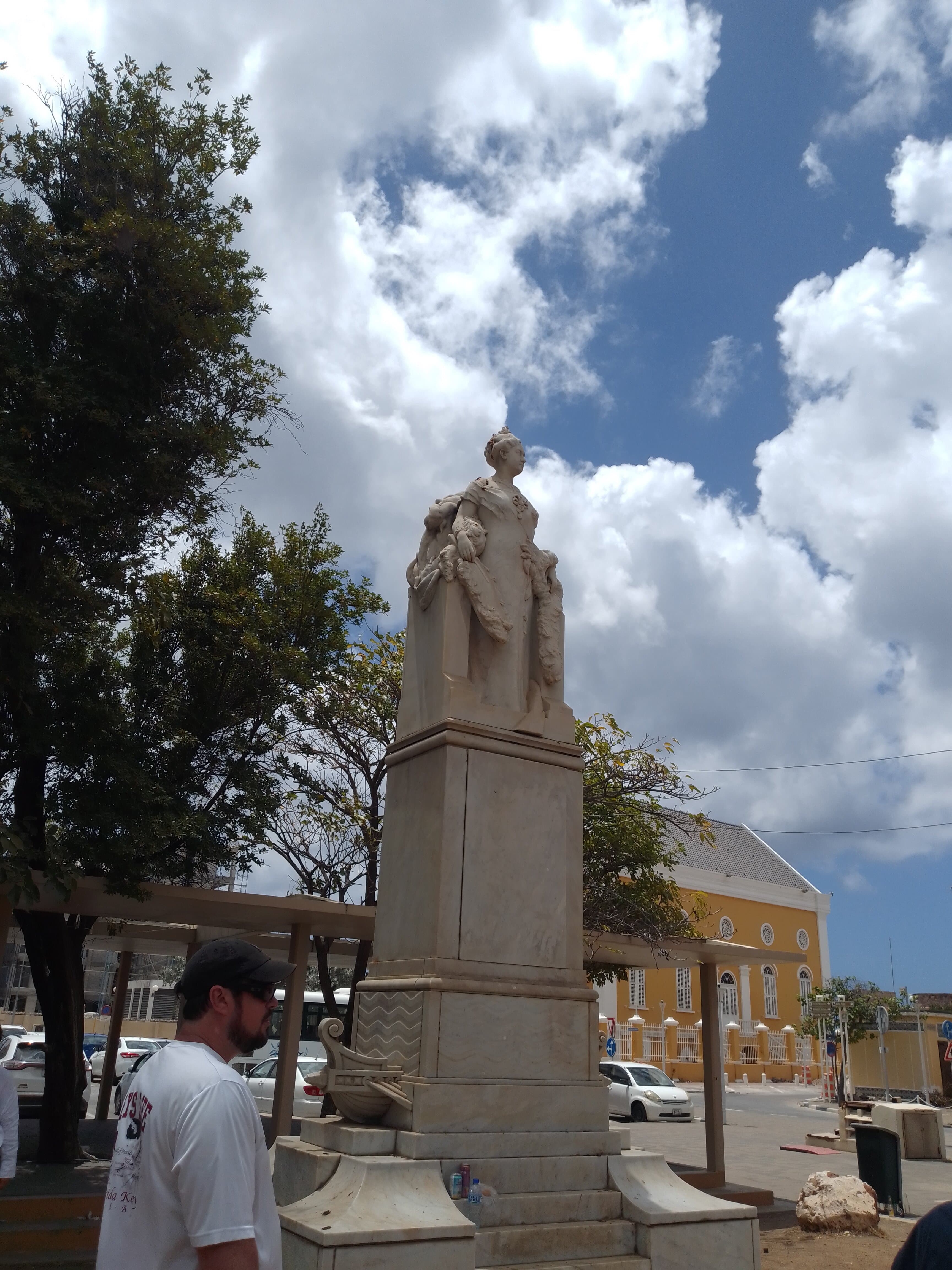Statue Queen Wilhelmina